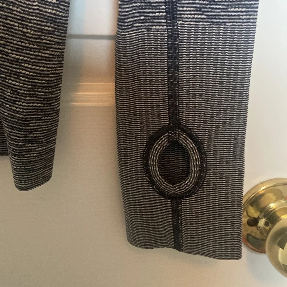 Lululemon athletica top size 4 - Picture 6 of 7